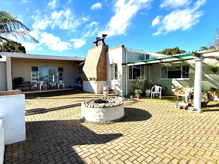 4 Bedroom Property for Sale in Bergzicht Western Cape